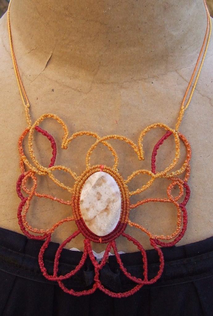 Collier en dentelle de macramé avec un cabochon de corail fossilisé