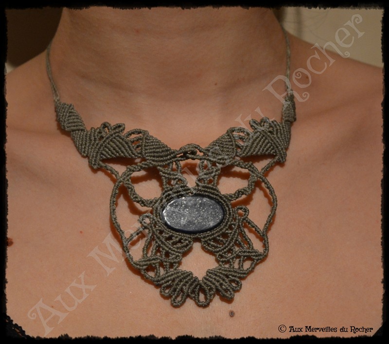 Collier plastron dentelle lapis