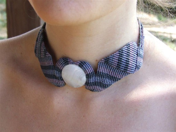 Collier Plastron Onyx blanc gros plan