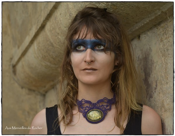 Collier en dentelle de macramé avec une Labradorite sertie laiton porté 