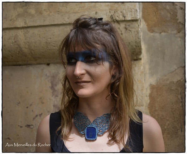 Collier en dentelle de macramé avec un Lapis-Lazuli