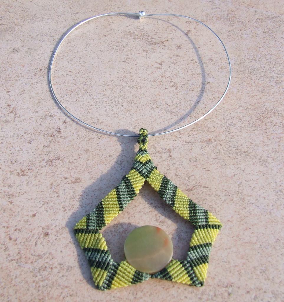 Pendentif en macramé avec un cabochon d'onyx vert