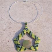 Pendentif en macramé avec un cabochon d'onyx vert