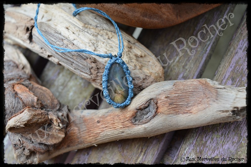 Pendentif simple labradorite dorée bleue