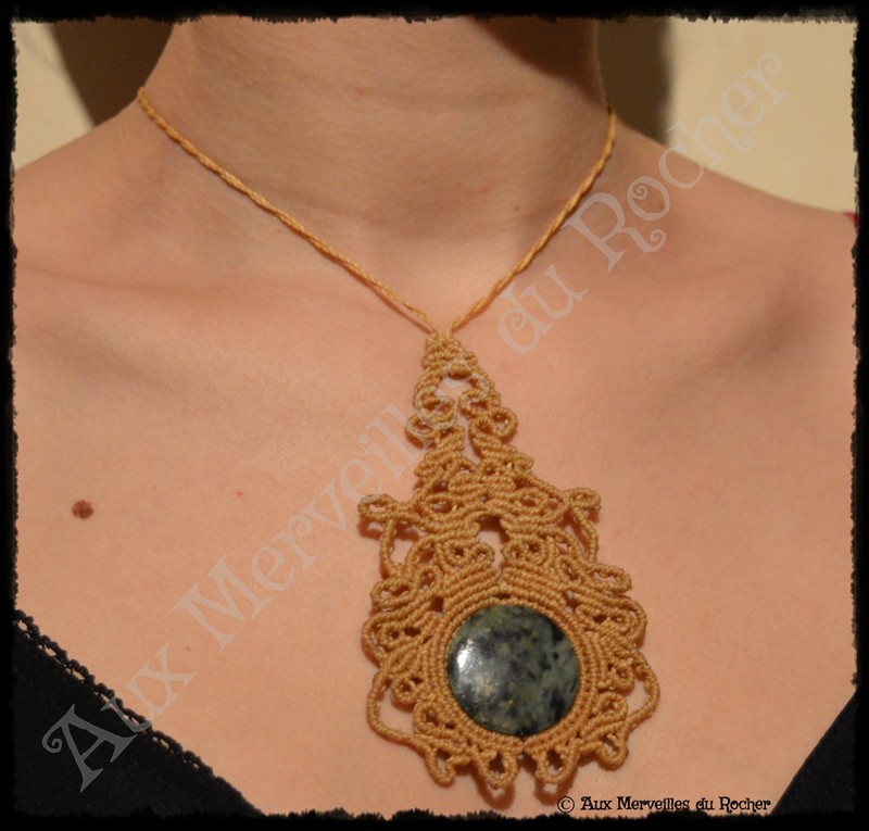 Pendentif volupté jade néphrite porté