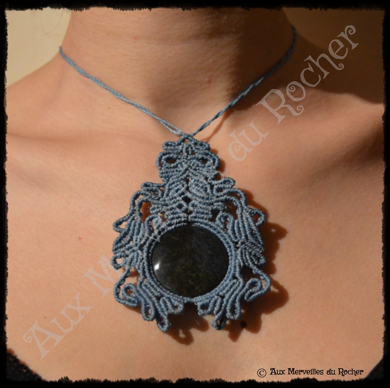 Pendentif volupté obsidienne manto huichol porté