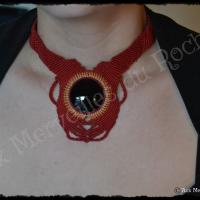 Collier boomerang obsidienne manto huichol porte