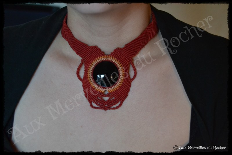 Collier boomerang obsidienne manto huichol porte