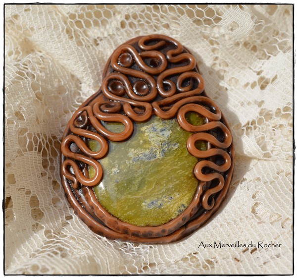 Pendentif polymere serpentine