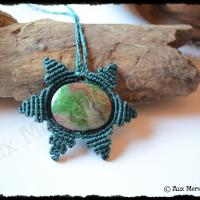 Pendentif soleil chrysocolle aile de perroquet