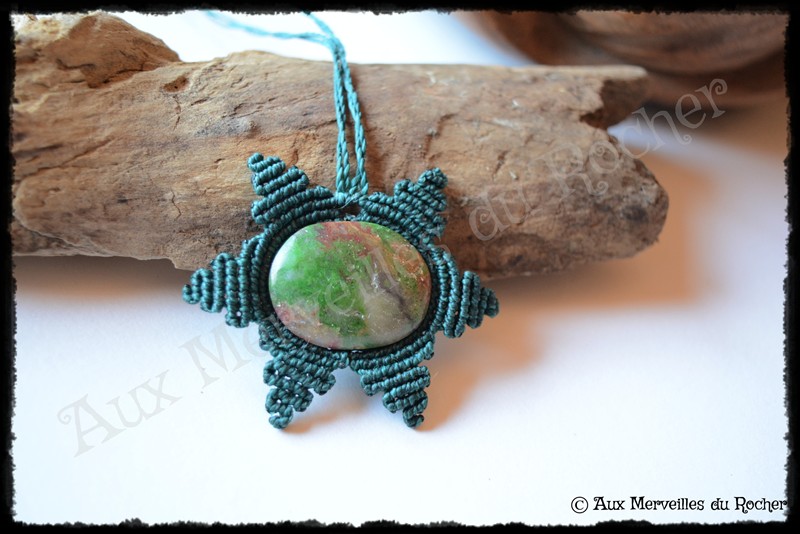 Pendentif soleil chrysocolle aile de perroquet