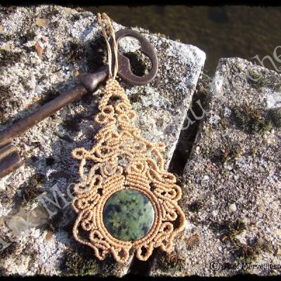 Pendentif volupte jade nephrite